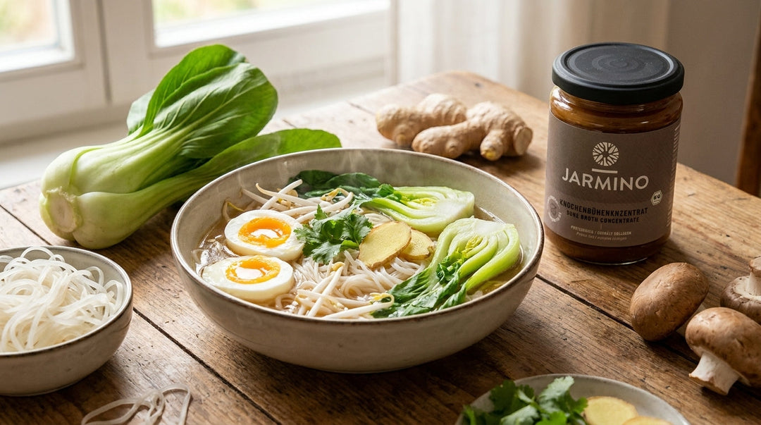 Bouillon au gingembre en 10 minutes avec œuf, légumes et nouilles de riz