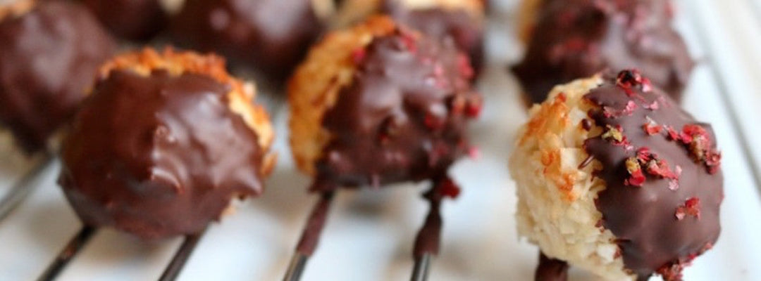 Pâtisserie de Noël saine : macarons à la noix de coco avec glaçage au chocolat