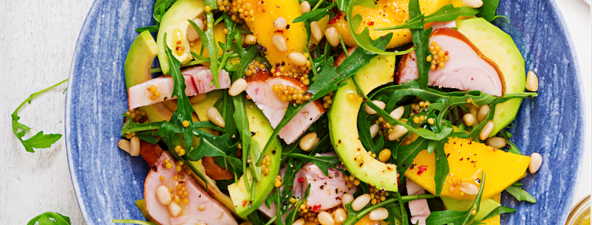 Recette Low Carb : salade mangue-avocat-roquette avec filet de poitrine de poulet